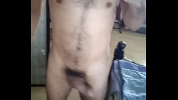 Novinho Mostrando O Seu Estrumento