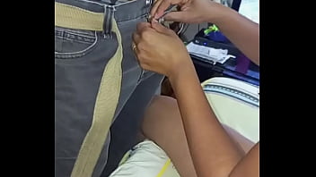 Bajando Los Pantalones A Nuestro Amigo Mientras Nos Muestra Su Dura Polla Y Ella Lo Nalguea