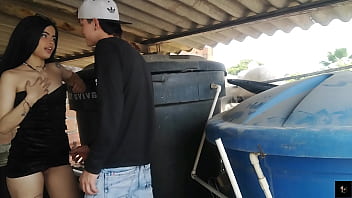 Plomero Se Folla A La Puta De Su Hijastra Cuando Sale De La Casa (parte 1)