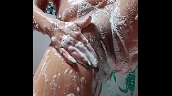 Filmei A Novinha Branquinha Da Bucetinha Rosa Tomando Banho