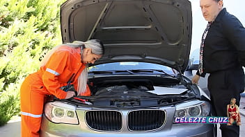 El Tipo Al Que Fui Arreglarle El Auto ,estaba Re Loco Y Cuando Descubre Mi Overol Roto Se Calienta Y Me Folla Arriba Del Carro