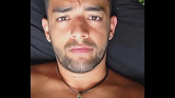 Dotado Exibindo Seu Mastro Grosso E Grande