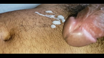 Gostoso Batendo Uma Punheta Com Sua Enorme Pica Assistindo Porno