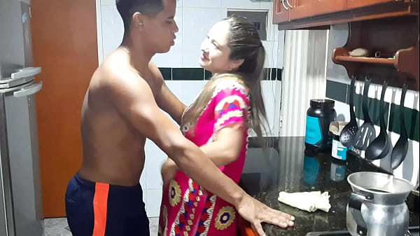 Mi Hermanastra Se Pone Muy Cachonda En La Cocina