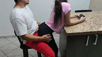 Chica Traviesa Se Sento En Mis Piernas Y Me Quito El Telefono Para Ella Jugar Pero Se Empezo A Mover Mucho