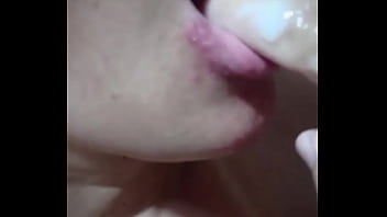 Minha Mulher Limpando A Porra Do Meu Dedo _ Cum