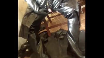 Gummiwelli - Pissing, Rubber - Pissing - 2025 - Wild - Performance - Video 1060752