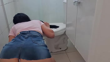 De Quatro Com Mini Saia Garota Limpa O Ch_o... Calcinha Atolada Na Bunda Aparece
