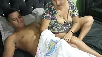 Veo Peliculas Con Mi Hijastro Y Chupo Su Rica Polla