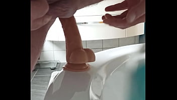 Geiler Gummi Schwanz Im Fötzchen