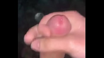 Novinho Batendo Uma Até Gozar Muito Leite (no Banho)