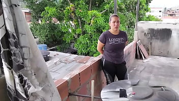 Descubro A Mi Hermanastra Fumando En La Azotea Y Mientras Me Chupa La Polla Me Pide Que Se La Meta Para No Contarle A Mi Madrastra -1 Parte-