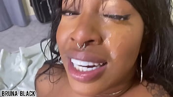 Enquanto Eu Jogo Video Game Ele Faz Loucuras Com Meu Corpinho, Me Deixando Toda Molhadinha Com Vontade De Sentar No Pau.