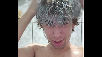 Novinho Tomando Banho E Cantando