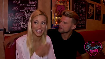 Cherry Kiss Prend Du Plaisir Au Fond Du Bar