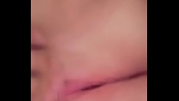 Novinha Buceta Rosinha Com Piercing No Grelo Gozando Na Siririca