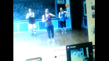 ташитала играет в номере гостиниы