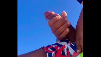 Punheta Na Praia - gozada, punheta, praia, pau-duro, homem-nu - Video 969975