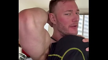 Macho Usa A Su Esclavo Para Limpiarse