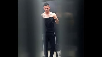 Hombre En Vestidor