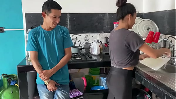 Me Cambio De Casa Y Estoy En La Cocina Y Mi Padrastro Me Rompe Mi Coño