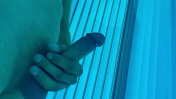 Пока никто не видит играется с пирсингом и дрочит бурно кончая