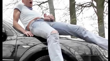 Auf Der Motorhaube Angepisst