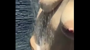 Ната моет сиси в душе