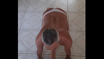 Sucer Son Gode En Petit String