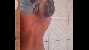 Sucer Son Gode à Quatre Pattes Devant Son Miroir