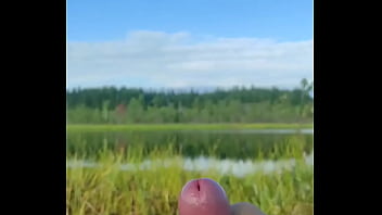 Кончаю у лесного озера