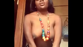 Une Jeune Fille Du Congo Se Masturbant