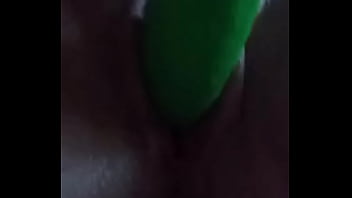 натали любит играться с овощами