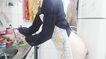 Sissy Aniya - Dona De Casa Lavando Louças Com O Dildo No Cuzinho