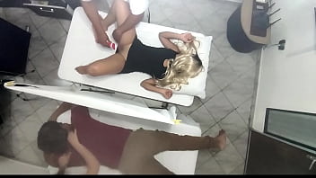 Masaje Erotico En El Cuerpo De La Hermosa Esposa Al Lado De Su Marido En El Salon De Masajes En Pareja Quedo Grabado Como La Esposa Es Manipulada Por El Medico Y Luego Follada Al Lado De Su Marido Ntr