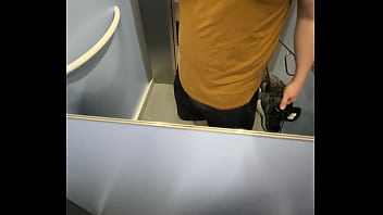 Im öffentlichen Lift Die Hose Runter Lassen