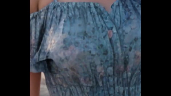 熟女がビーチで散策をする。