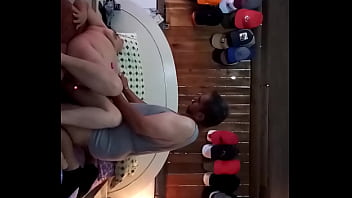 Calentando A La Morena Infiel Para Cojerla Mientras Su Esposo Trabaja