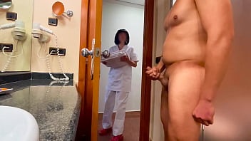 I Surprise The Hotel Cleaning Girl Who Comes To Clean The Toilet And Helps Me Finish Cumming