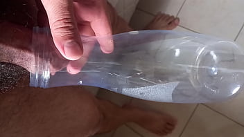 Mijando Na Garrafa - mijo, mijando, peludo-pentelhudo, na-garrafa - Video 752957