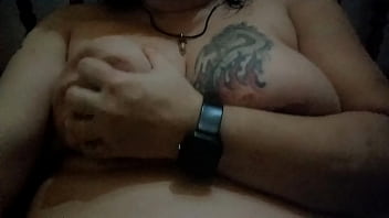 Comiéndome Las Tetas Sola