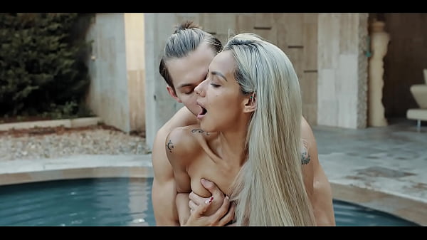 Freeze Paparazzi With Veronica Leal