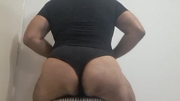 Casado Treinando A Sentada