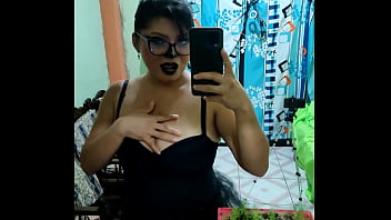 Este Es El Video De La Vieja Sucia!! Ella Luce Muy Sexy El Dia De Halloween, Se Viste De Dracula Y Muestra Sus Hermosas Tetas. Piensa Que Aun Puede Tener Sexo Y Hacer Porno Casero