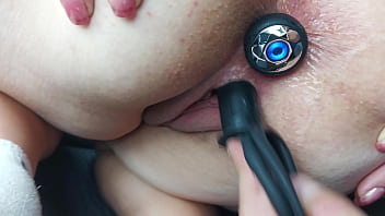 Трахаю девочку вибратором в письку раком, пока в жопке торчит пробка