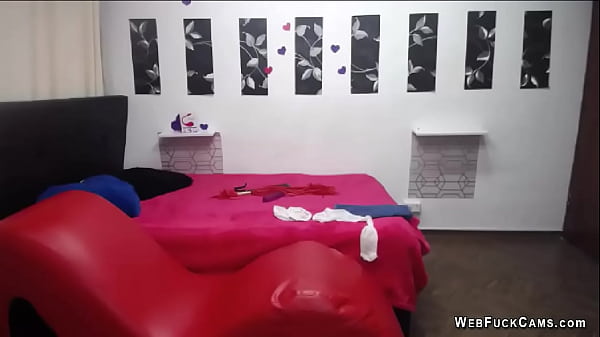 Naked Babe All In Foam Masturbates On Webcam