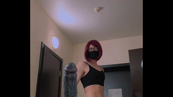 Пробую большой чёрный дилдо.