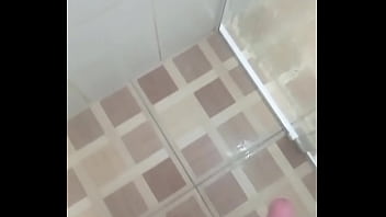 Novinho Dotado Se Masturbando No Banho