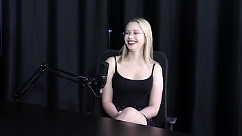 Sofreu Quando Gravou Com Um Homem Que Tinha Pau Grande, Não Conseguia Sentar Por Dois Dias. E O Gang Bang... - Vivian Lola (sheer/red)