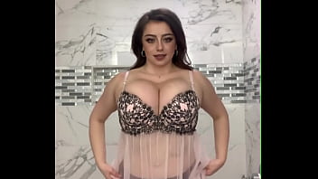 Пухлая шлюшка с огромными натуральными сиськами Juicy Jade примеряет бюстгальтер